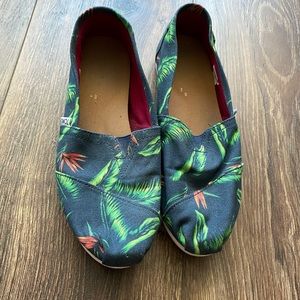 TOMS classic slip-ons - navy tropical print - womens 7